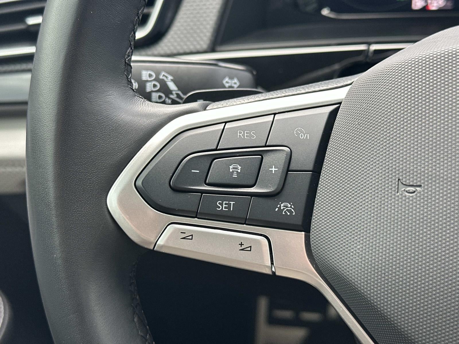 2025 Volkswagen Atlas Cross Sport 2.0T SEL Premium R-Line 4MOTION