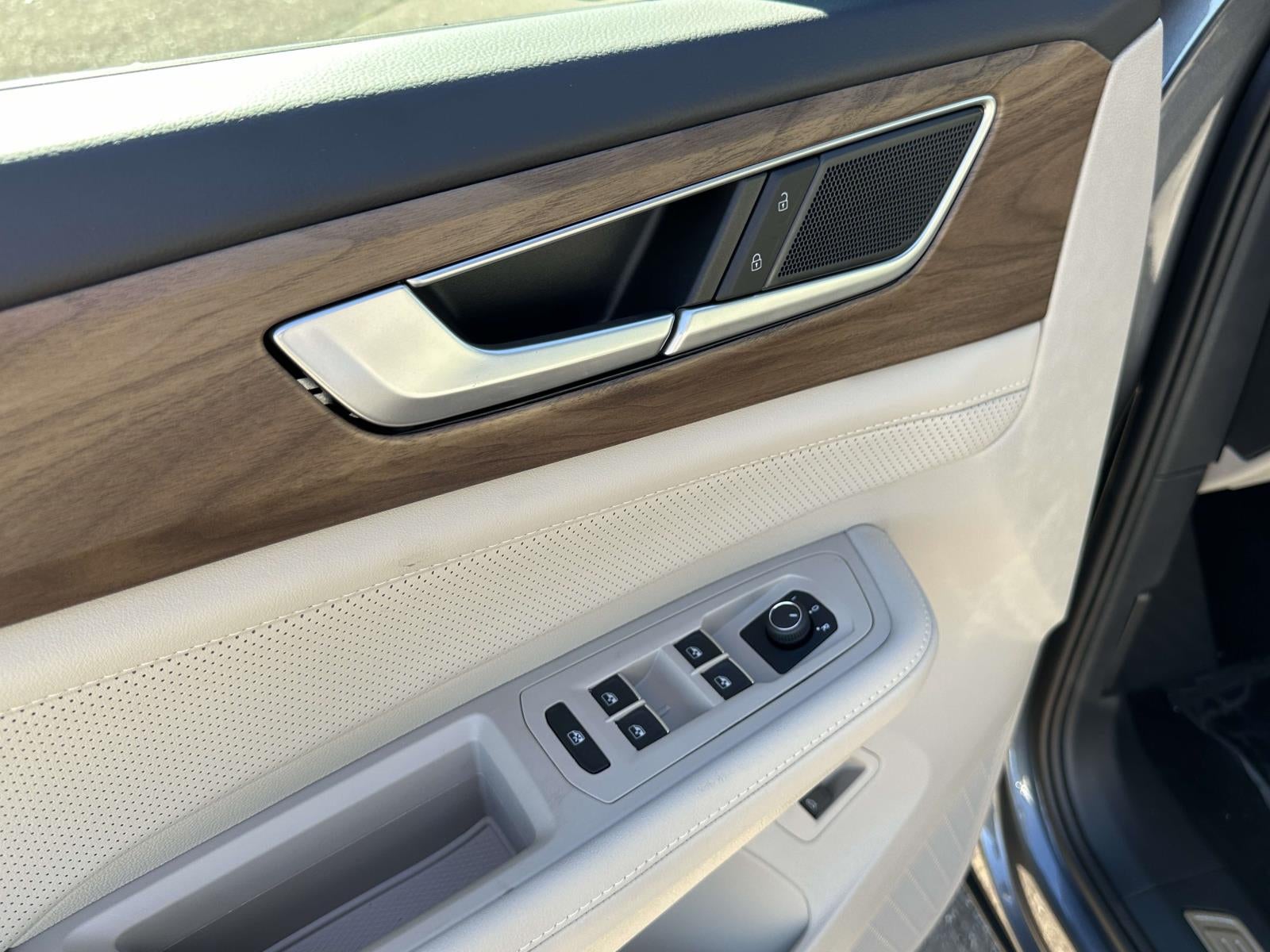 2025 Volkswagen Atlas 2.0T SE w/Technology 4MOTION