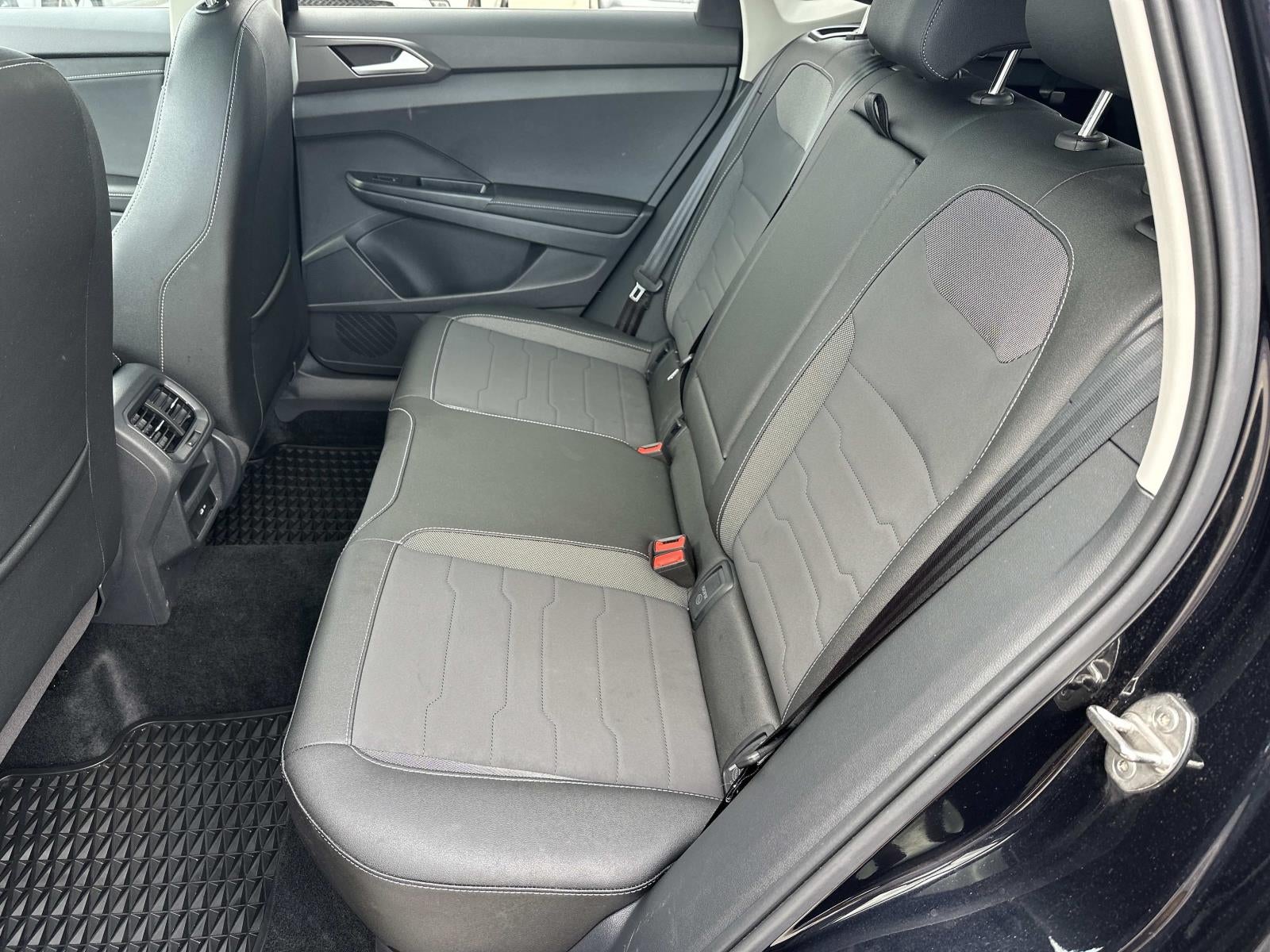 2025 Volkswagen Taos SE Black 4MOTION