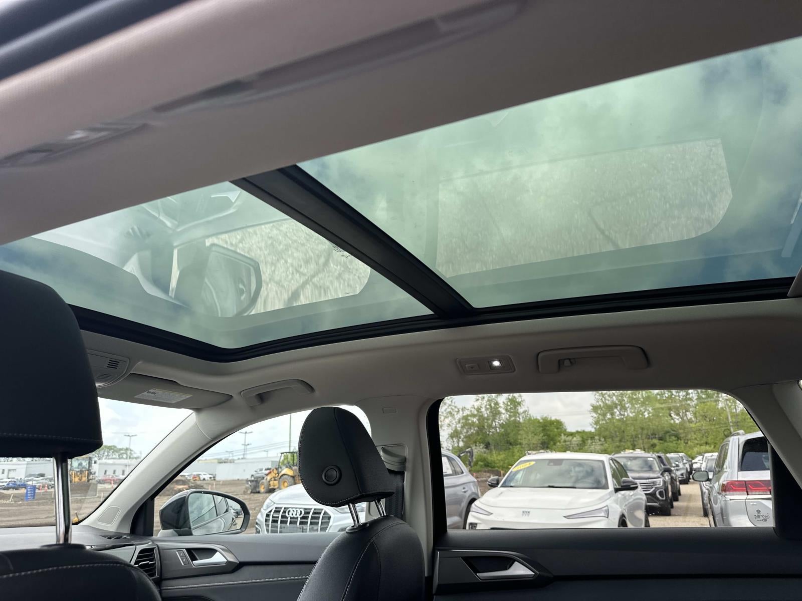 2025 Volkswagen Taos SE Black 4MOTION