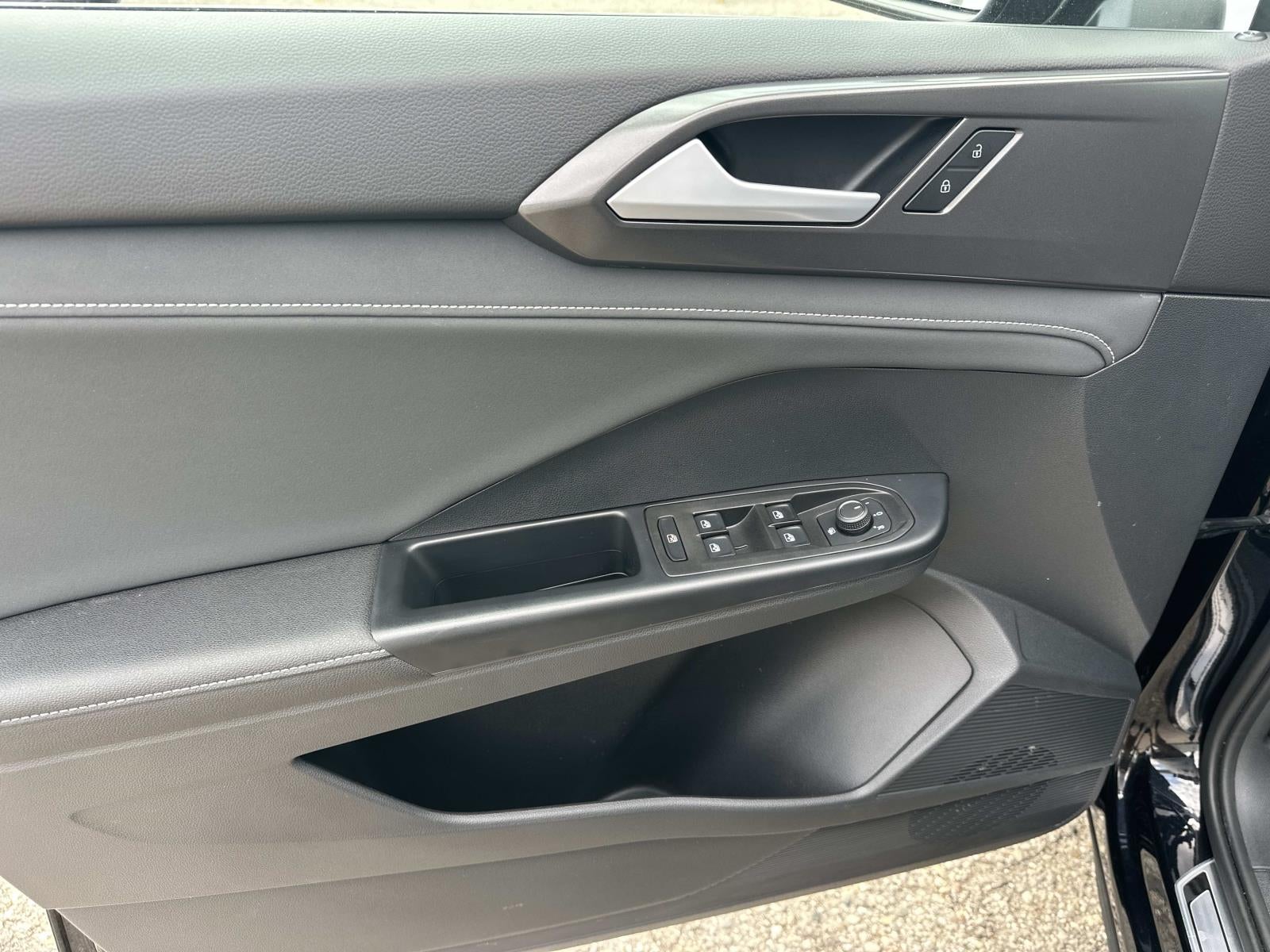 2025 Volkswagen Taos SE Black 4MOTION
