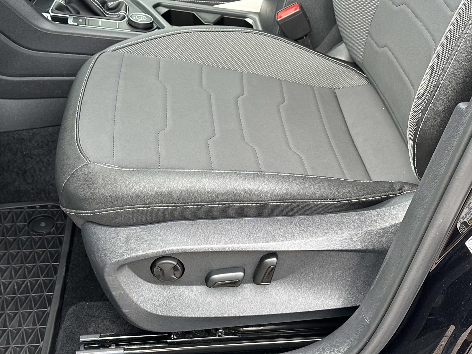2025 Volkswagen Taos SE Black 4MOTION