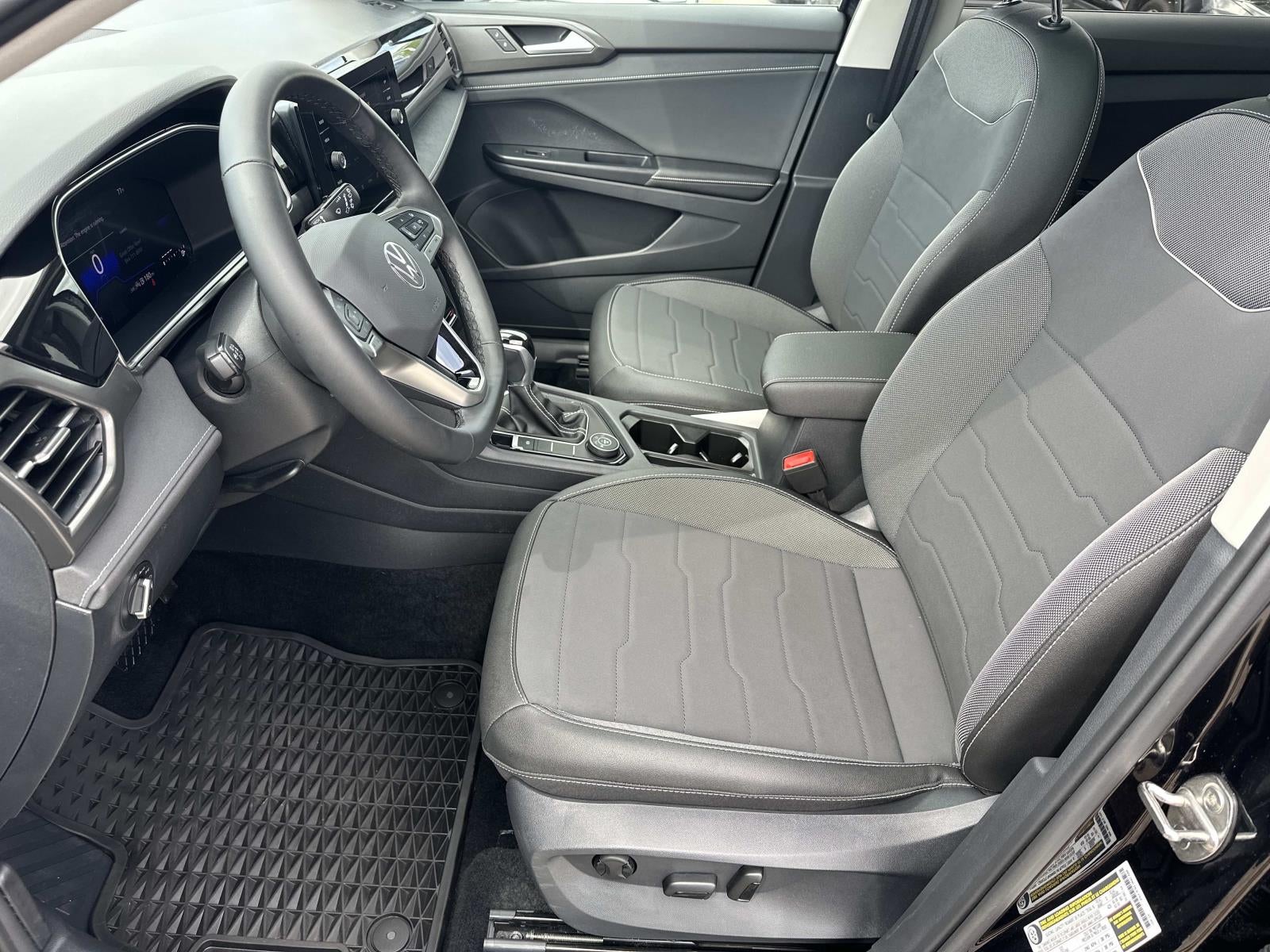 2025 Volkswagen Taos SE Black 4MOTION