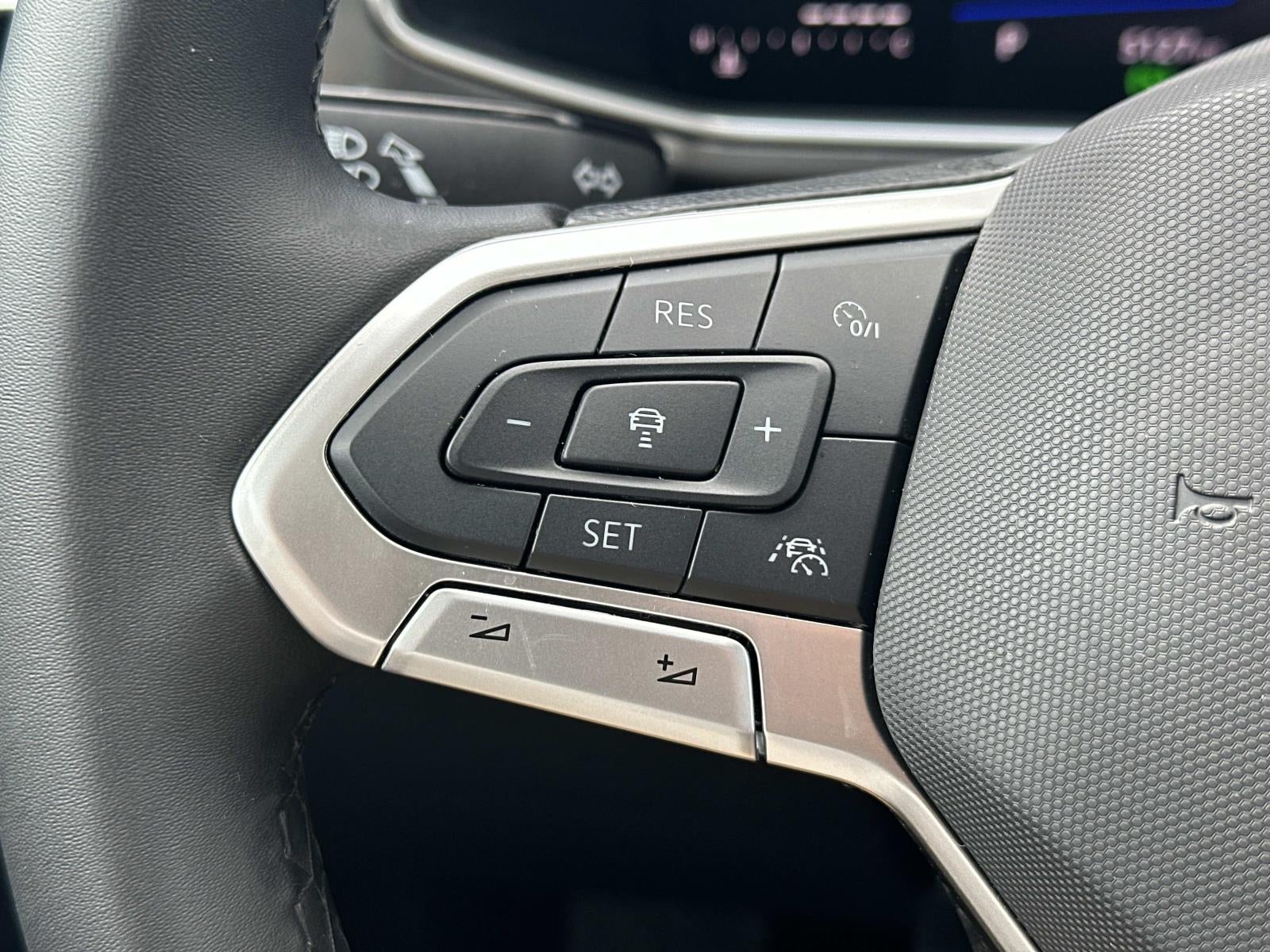 2025 Volkswagen Taos SE Black 4MOTION