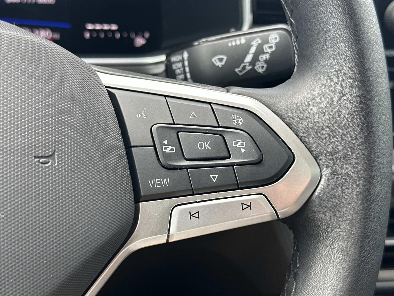 2025 Volkswagen Taos SE Black 4MOTION