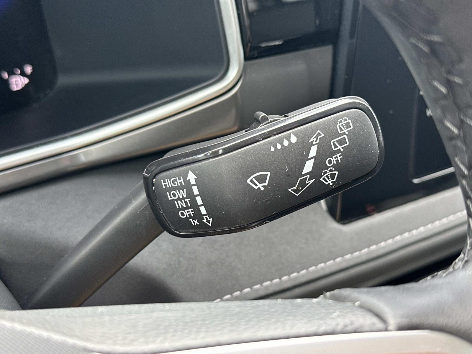 2025 Volkswagen Taos SE Black 4MOTION
