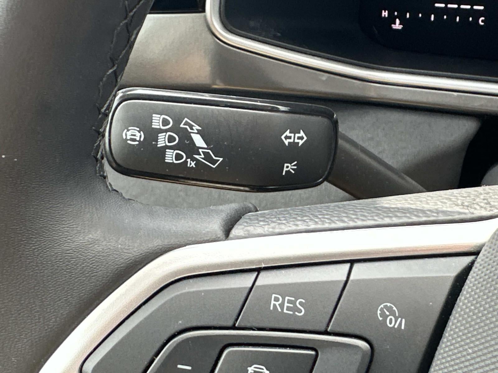 2025 Volkswagen Taos SE Black 4MOTION