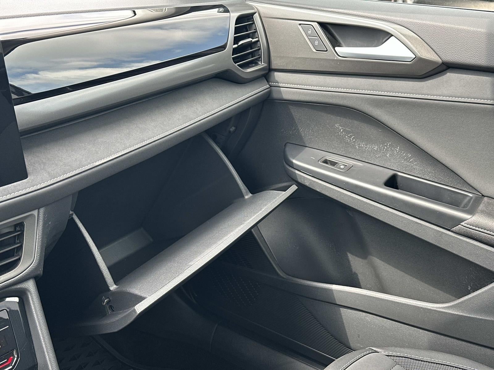 2025 Volkswagen Taos SE Black 4MOTION