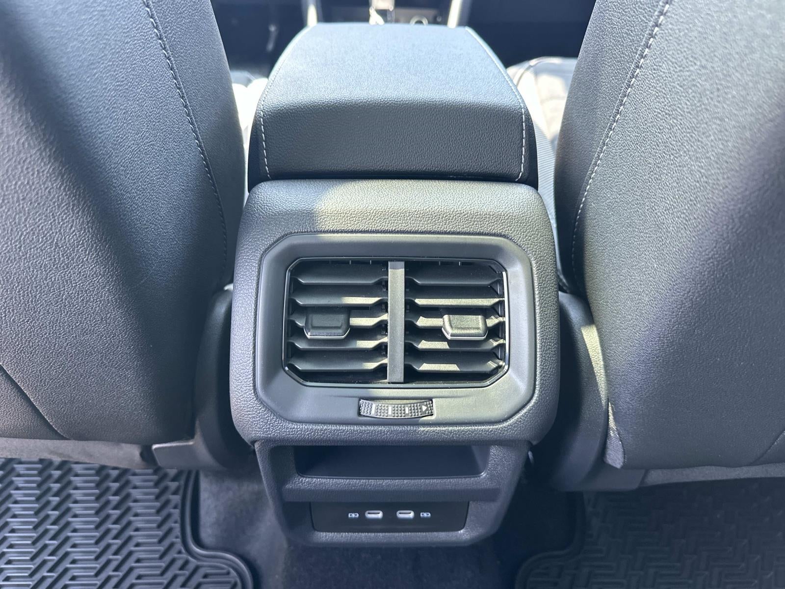2026 Volkswagen Taos SE Black 4MOTION