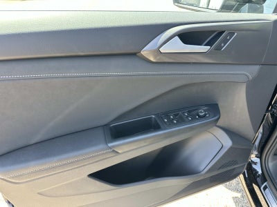 2026 Volkswagen Taos SE Black 4MOTION