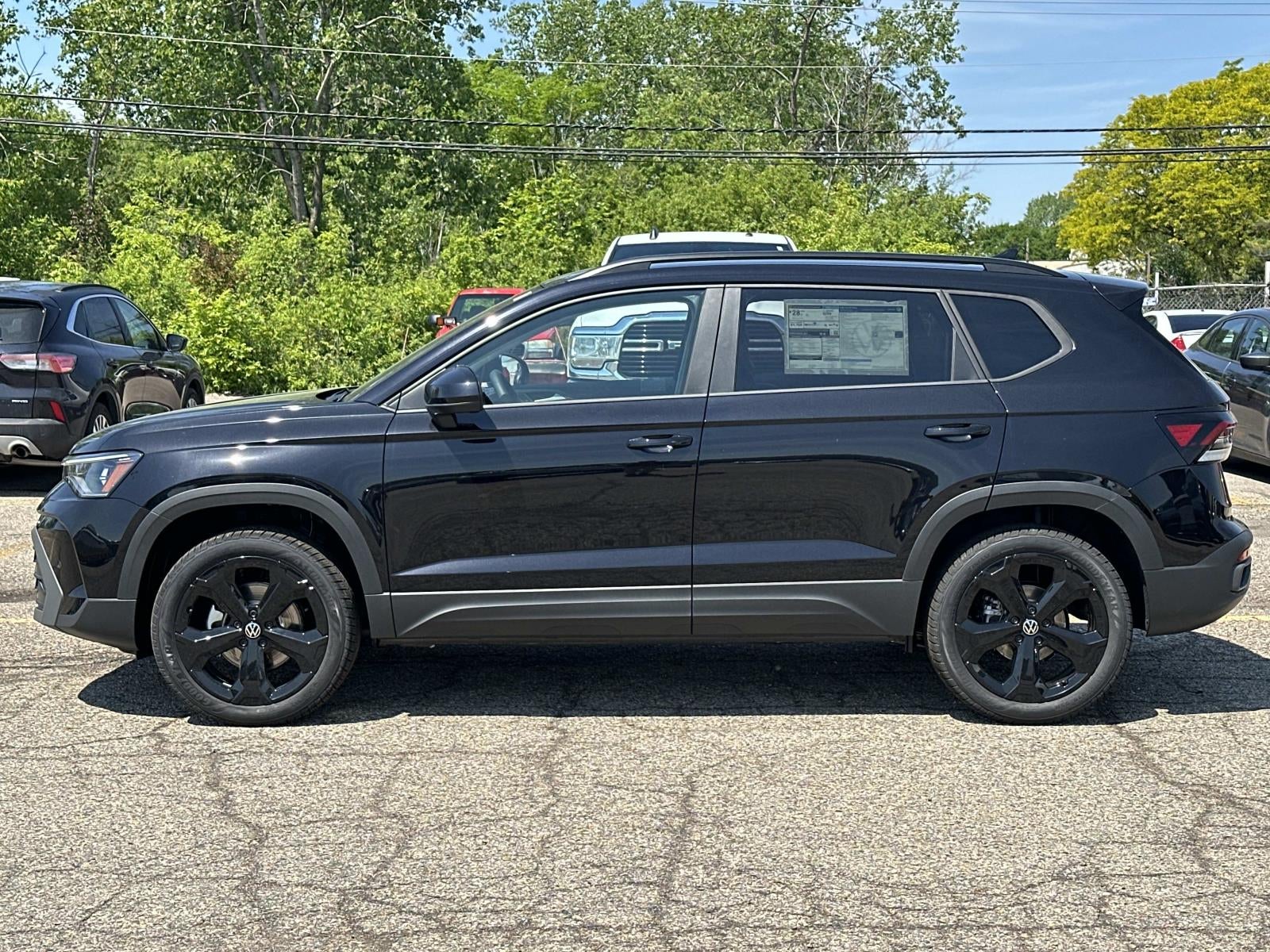 2026 Volkswagen Taos SE Black 4MOTION