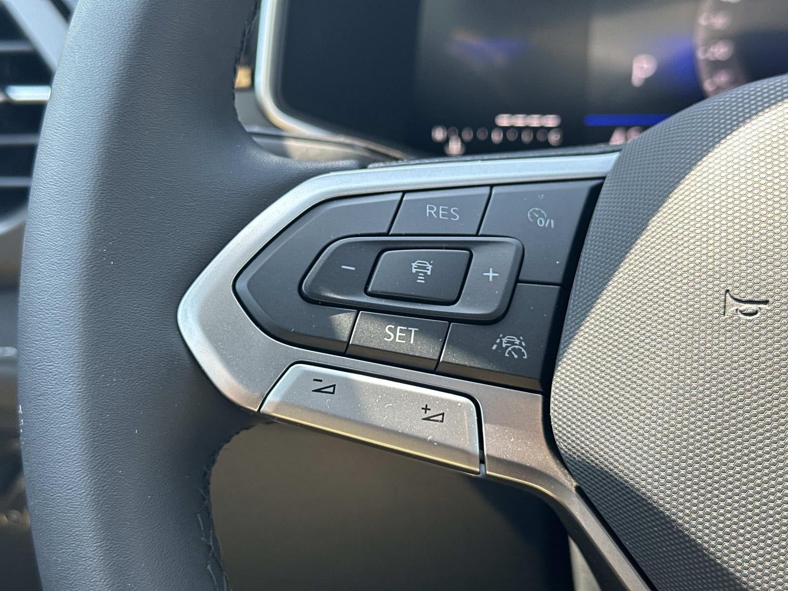2026 Volkswagen Taos SE Black 4MOTION