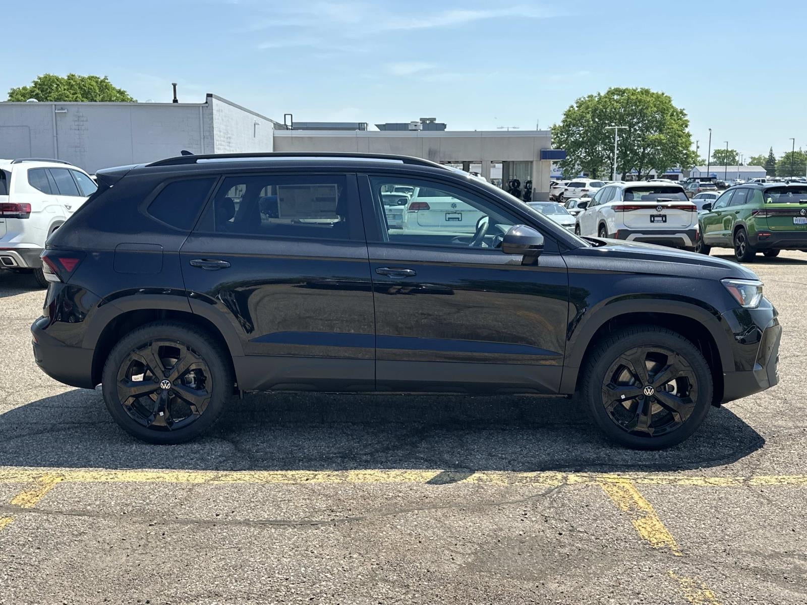 2026 Volkswagen Taos SE Black 4MOTION
