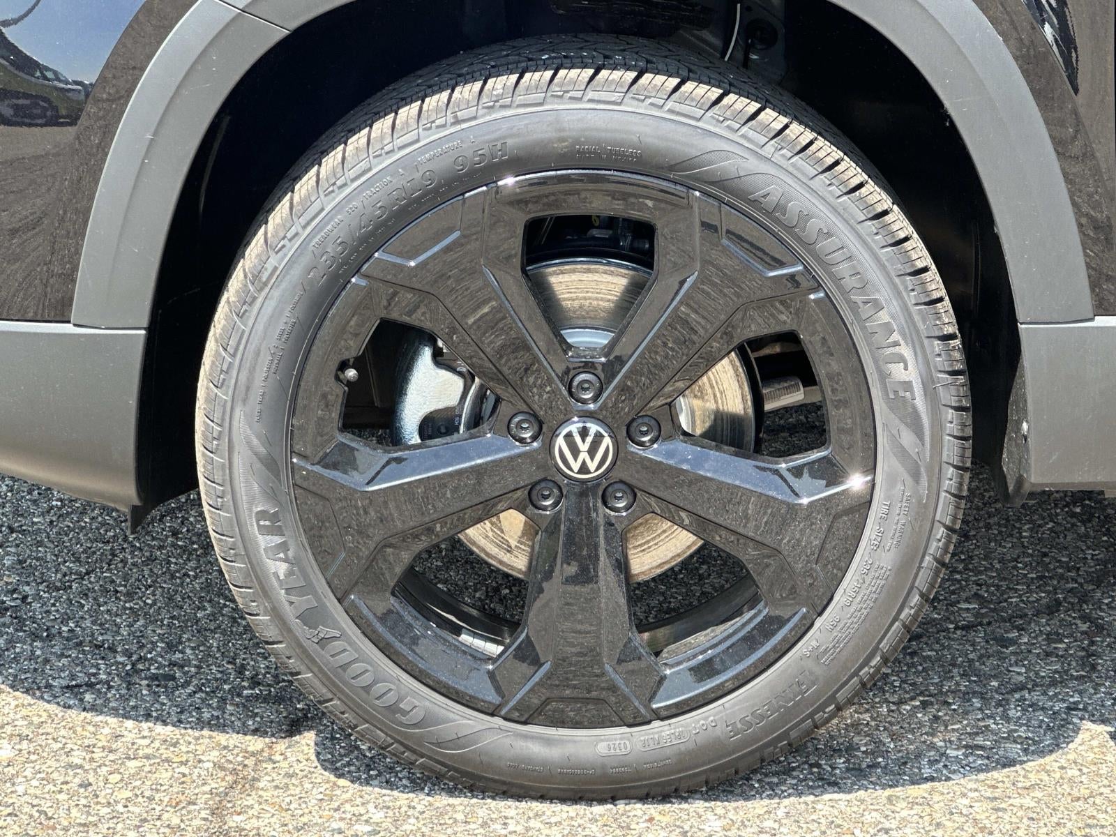 2026 Volkswagen Taos SE Black 4MOTION