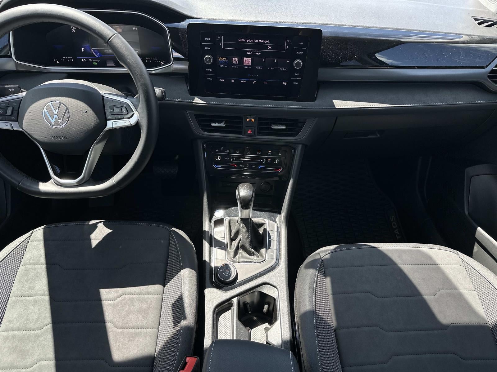 2025 Volkswagen Taos SE Black 4MOTION