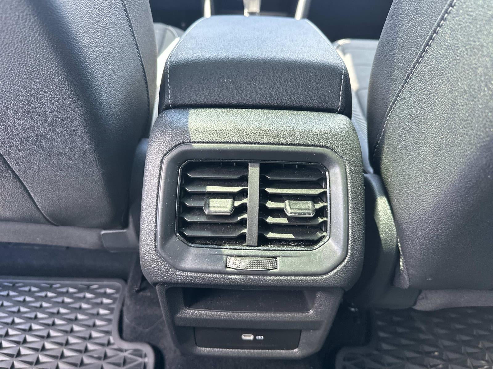 2025 Volkswagen Taos SE Black 4MOTION