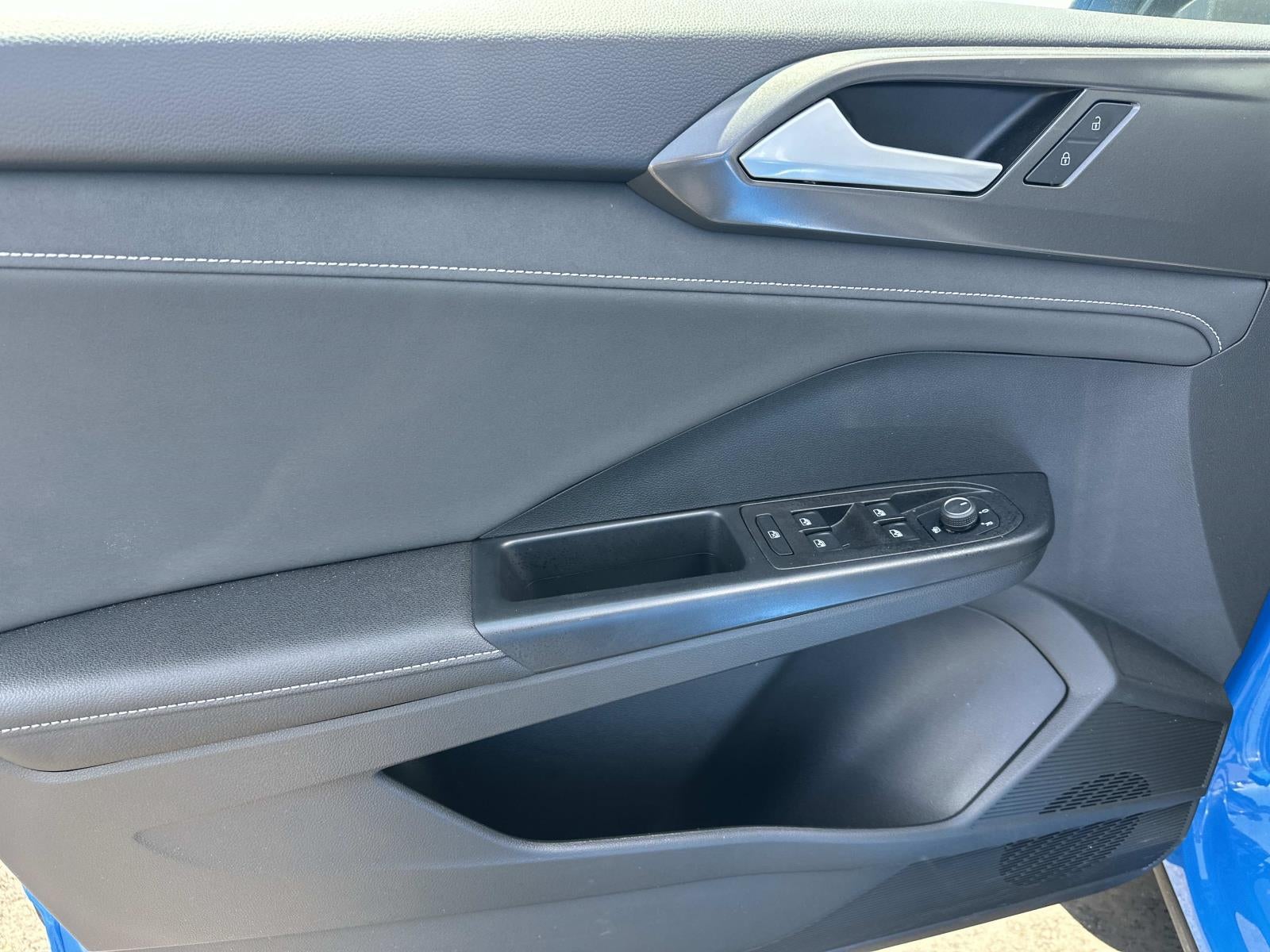 2025 Volkswagen Taos SE Black 4MOTION