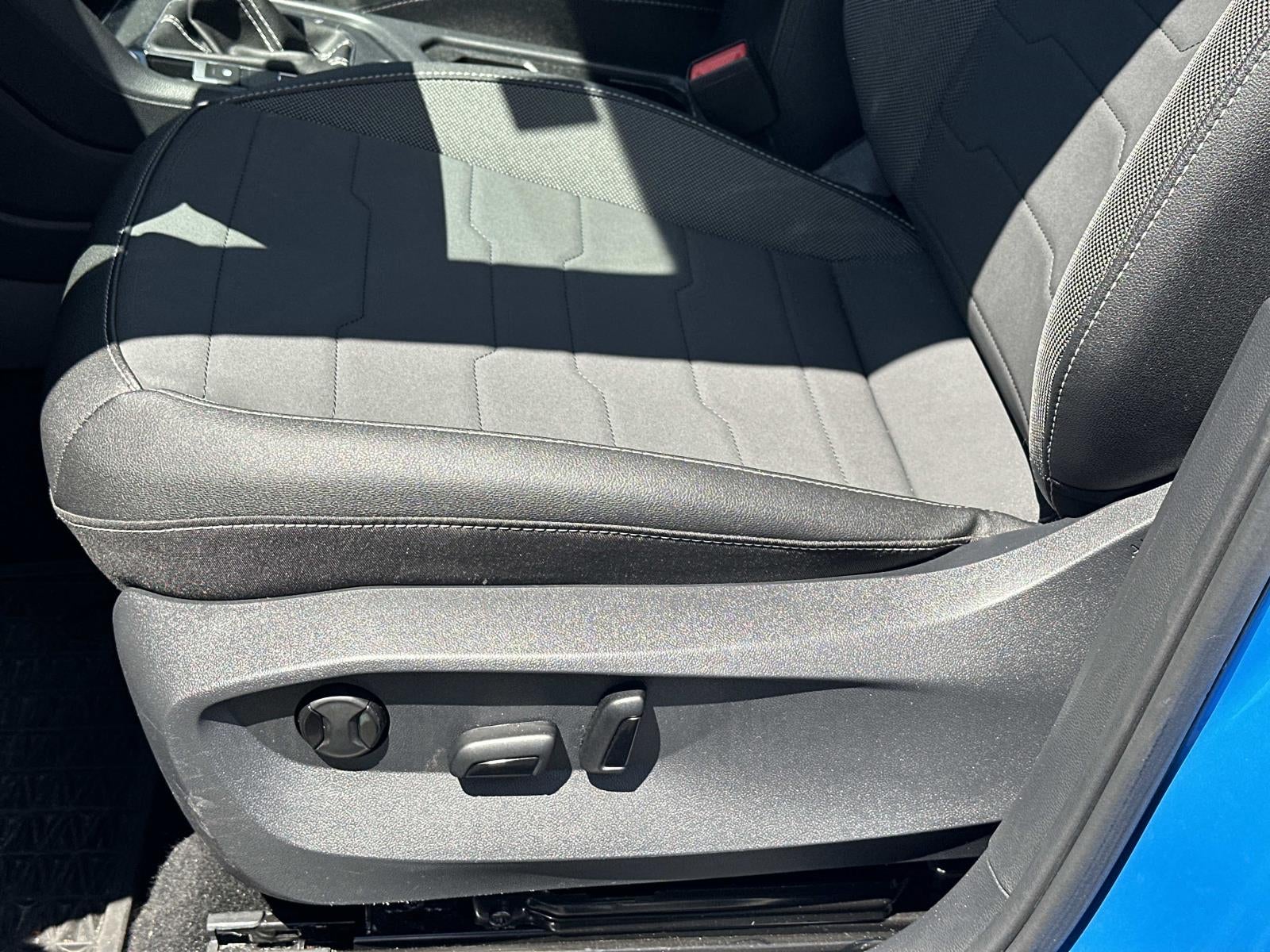 2025 Volkswagen Taos SE Black 4MOTION