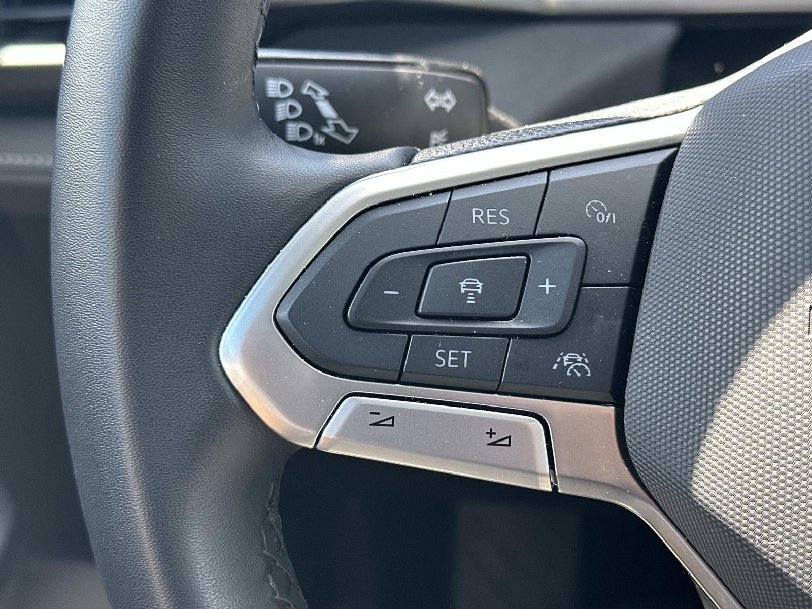 2025 Volkswagen Taos SE Black 4MOTION