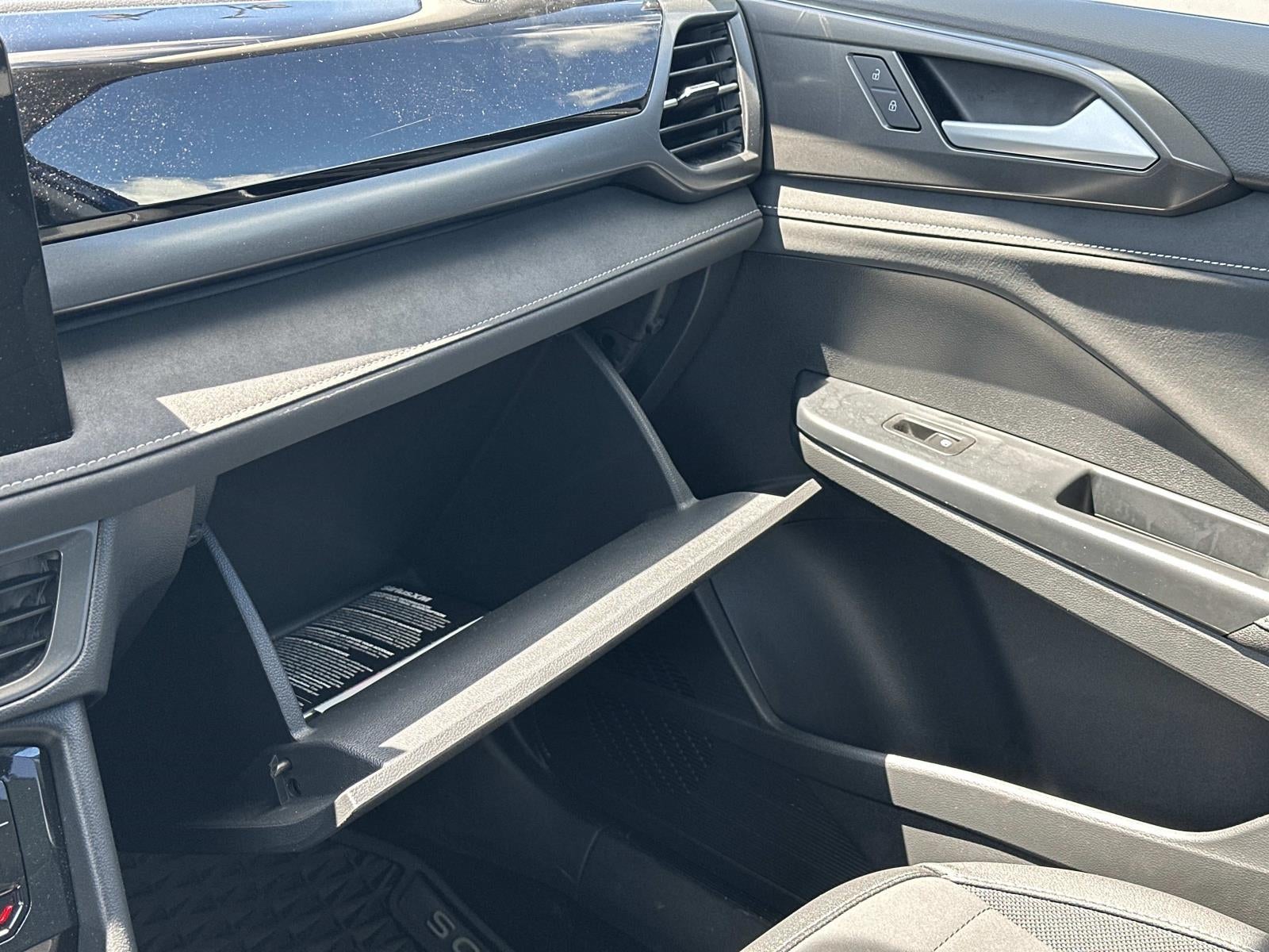 2025 Volkswagen Taos SE Black 4MOTION