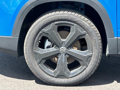 2025 Volkswagen Taos SE Black 4MOTION