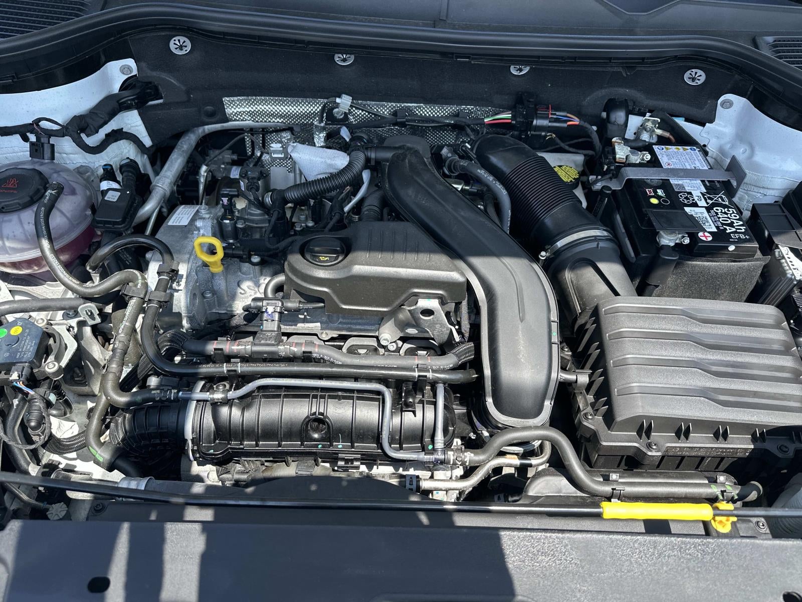 2025 Volkswagen Taos SE Black 4MOTION