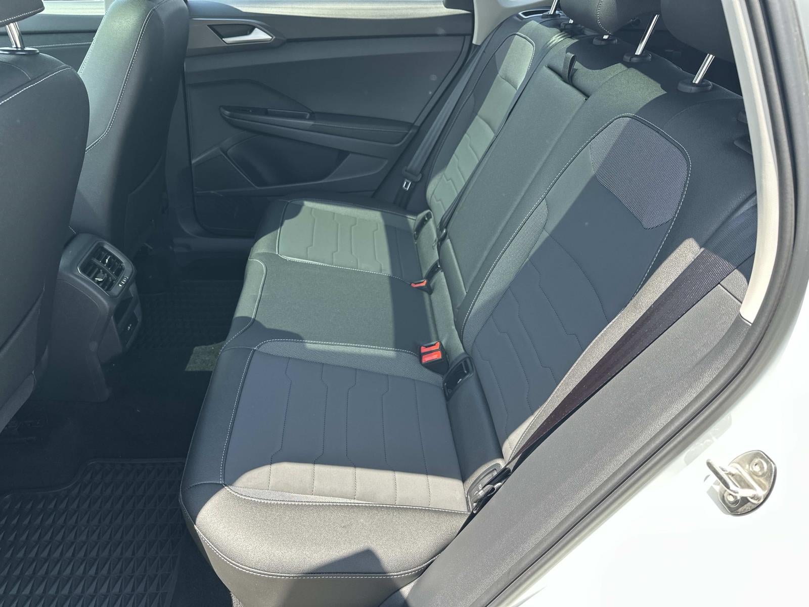 2025 Volkswagen Taos SE Black 4MOTION