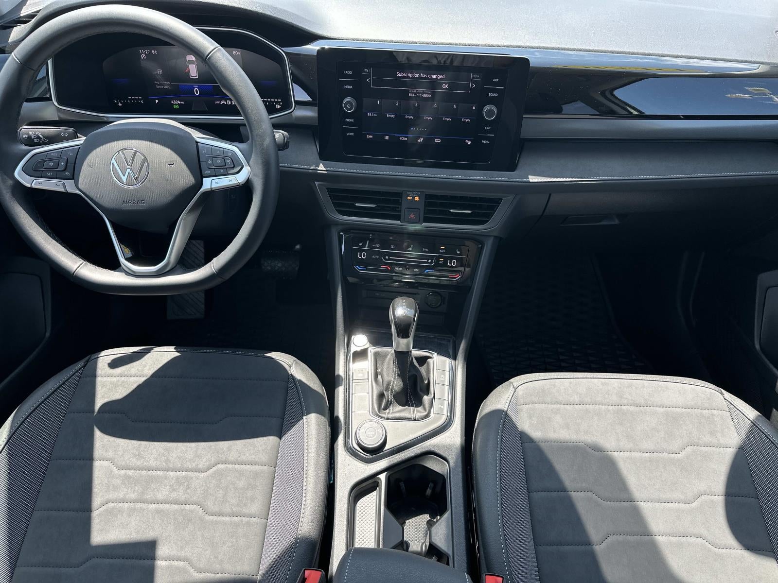 2025 Volkswagen Taos SE Black 4MOTION