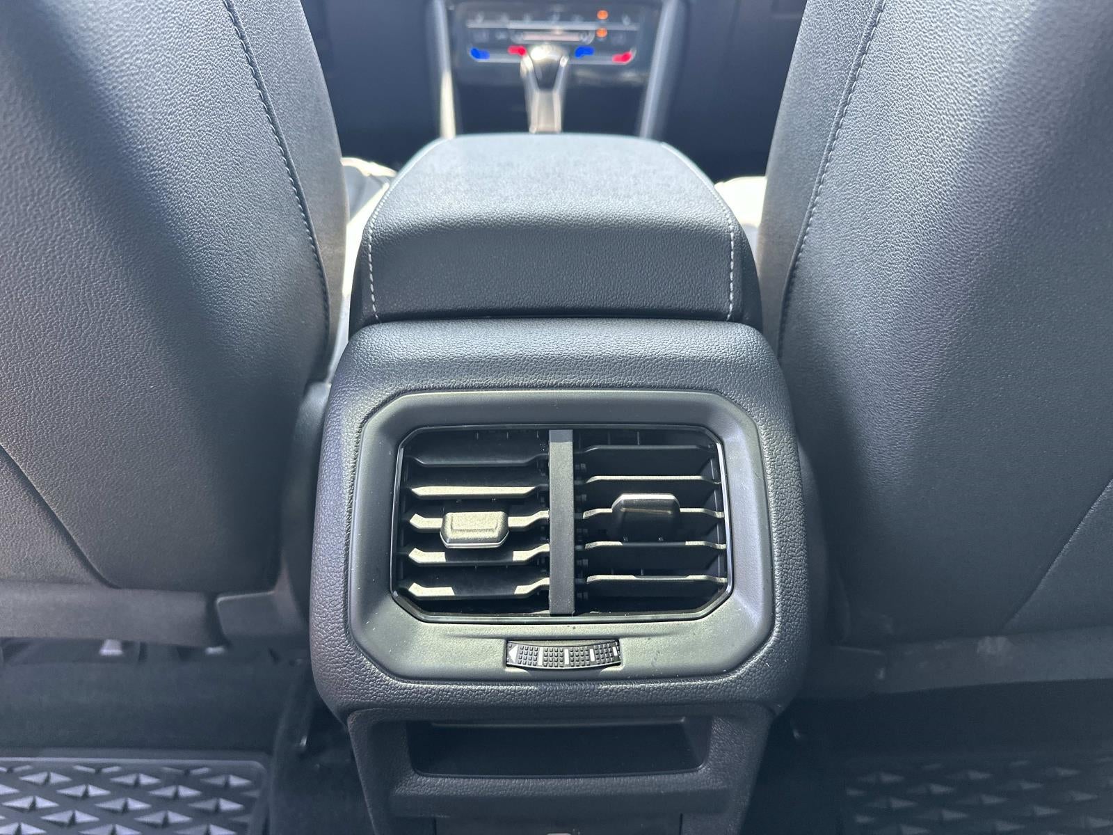 2025 Volkswagen Taos SE Black 4MOTION