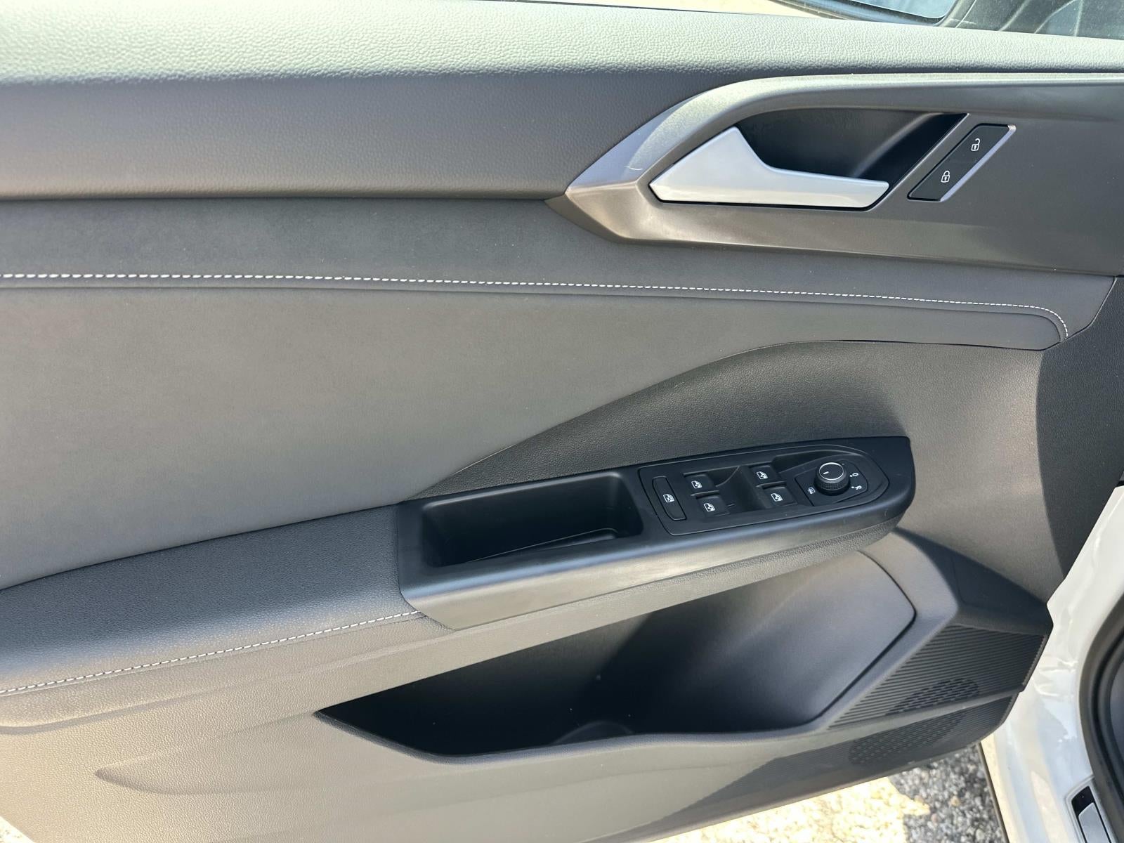 2025 Volkswagen Taos SE Black 4MOTION