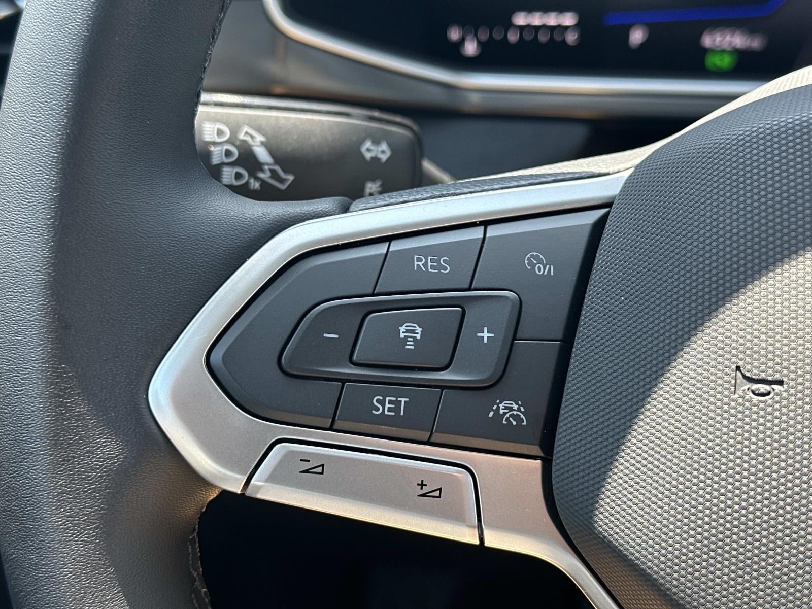 2025 Volkswagen Taos SE Black 4MOTION