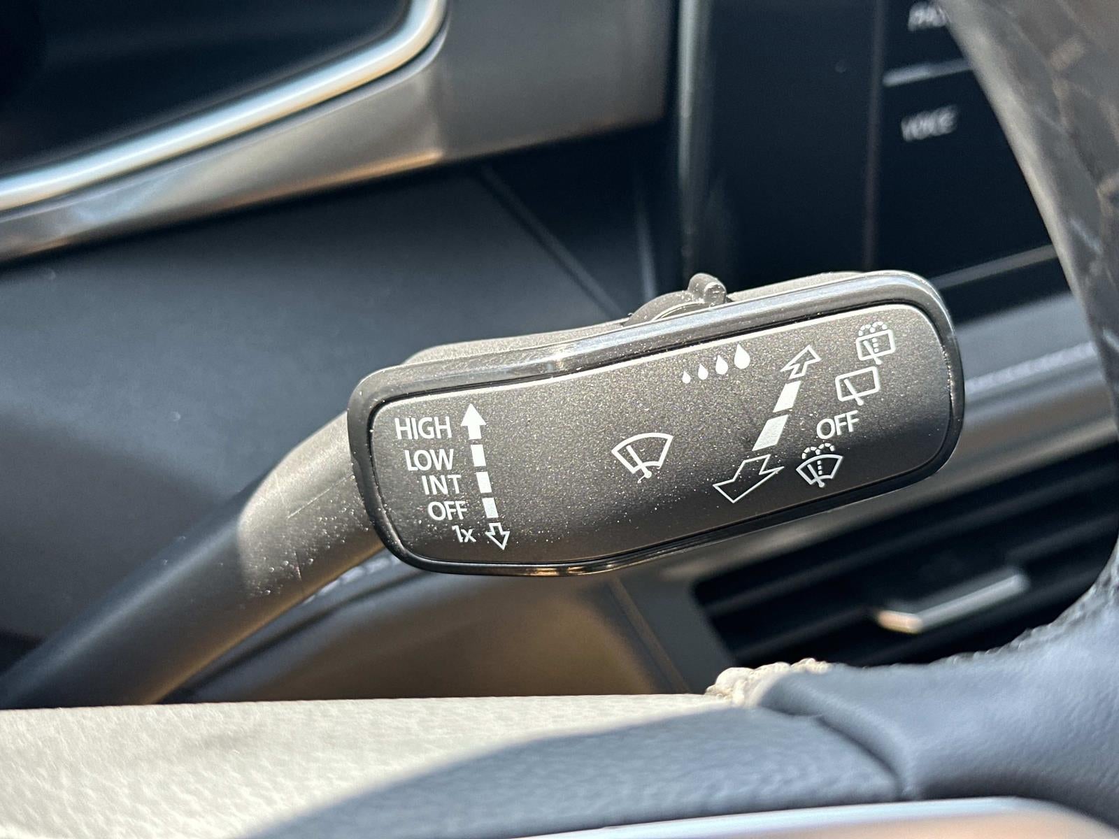 2025 Volkswagen Taos SE Black 4MOTION