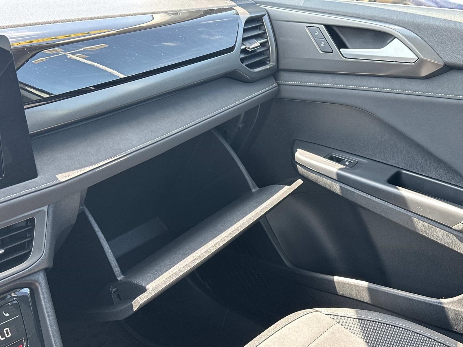 2025 Volkswagen Taos SE Black 4MOTION