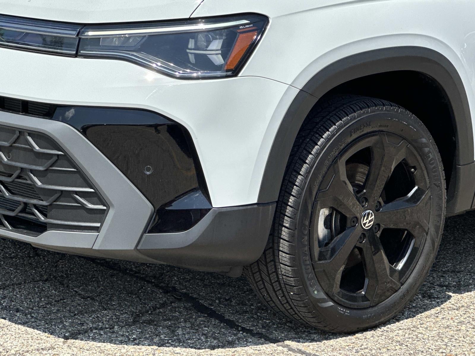 2025 Volkswagen Taos SE Black 4MOTION