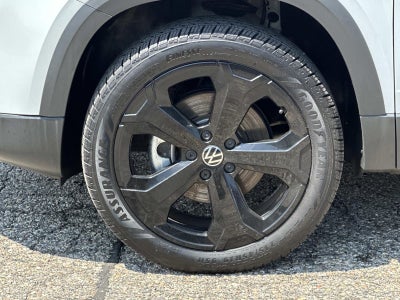2025 Volkswagen Taos SE Black 4MOTION