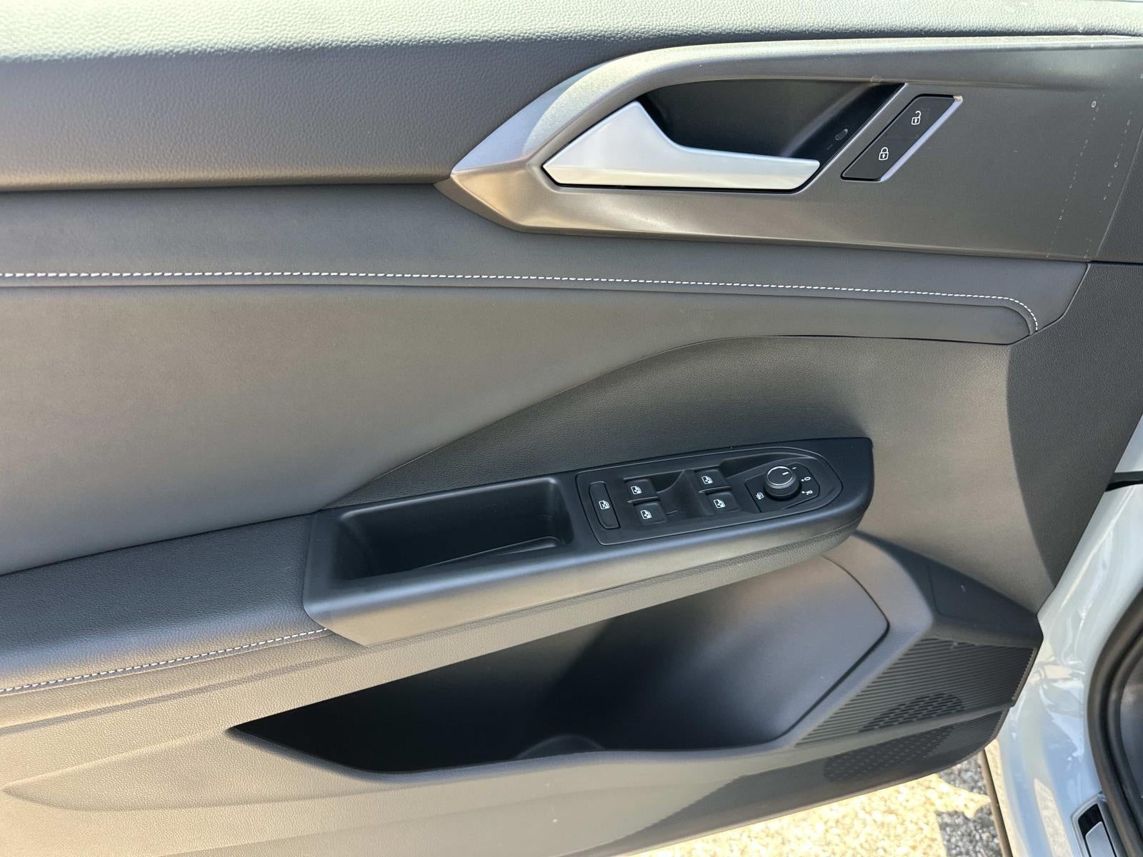 2026 Volkswagen Taos SE Black FWD