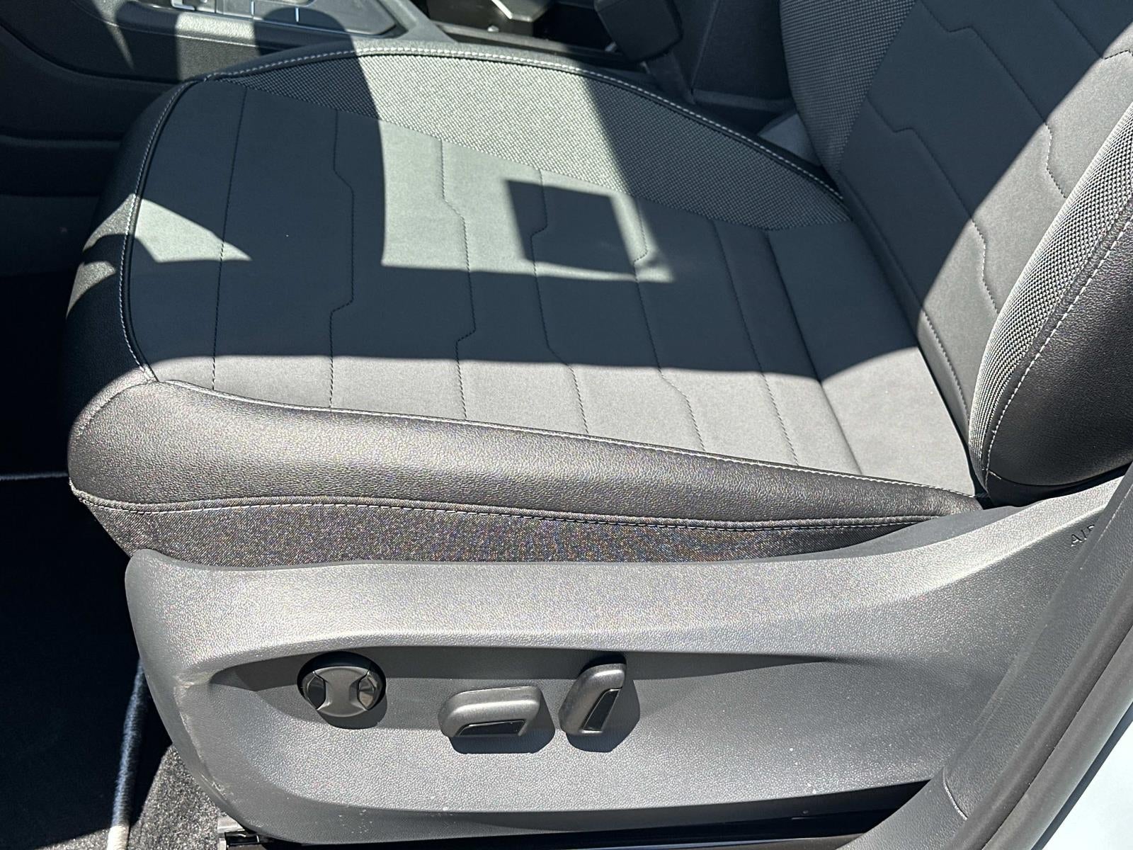 2026 Volkswagen Taos SE Black FWD