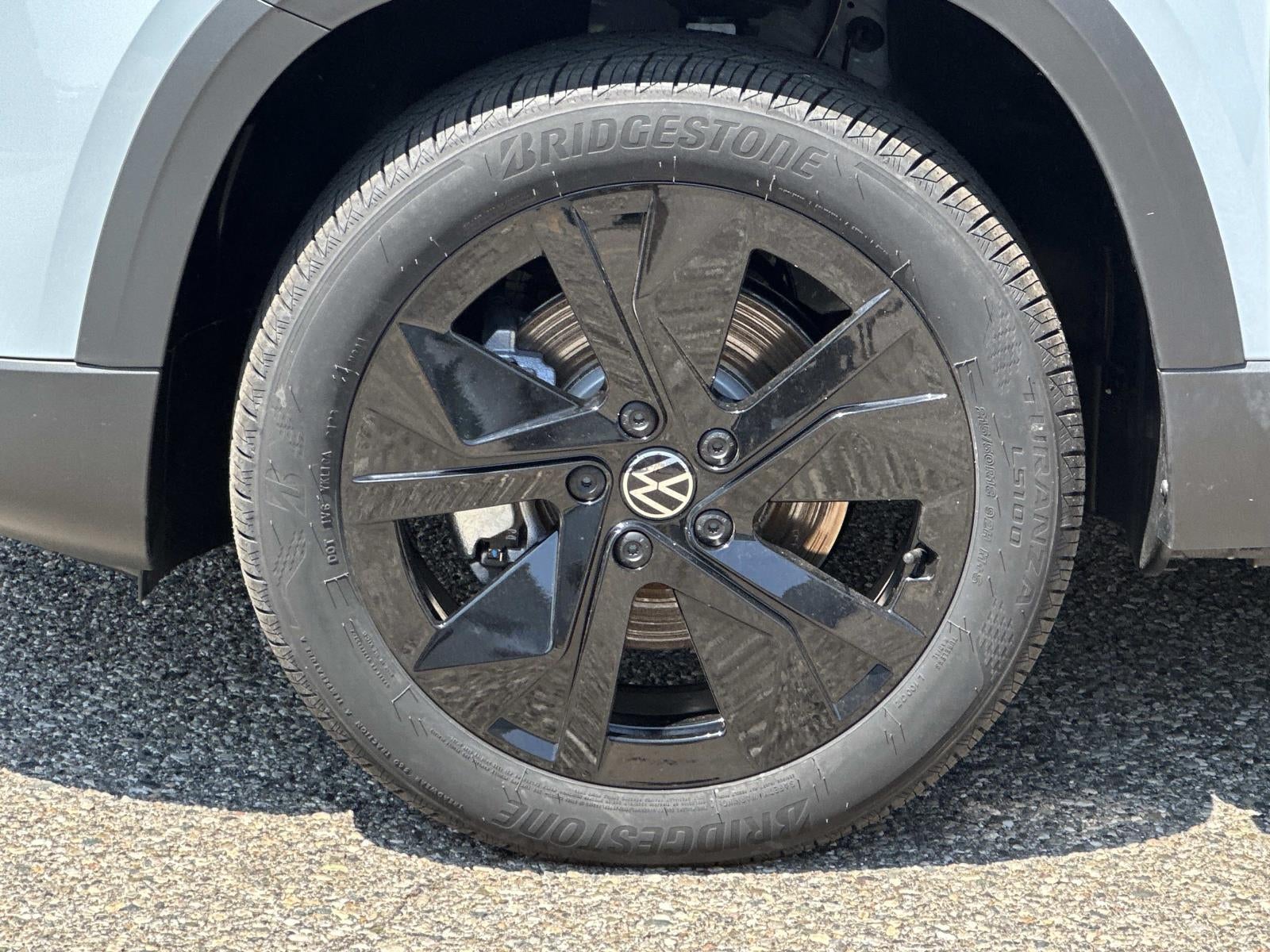 2026 Volkswagen Taos SE Black FWD