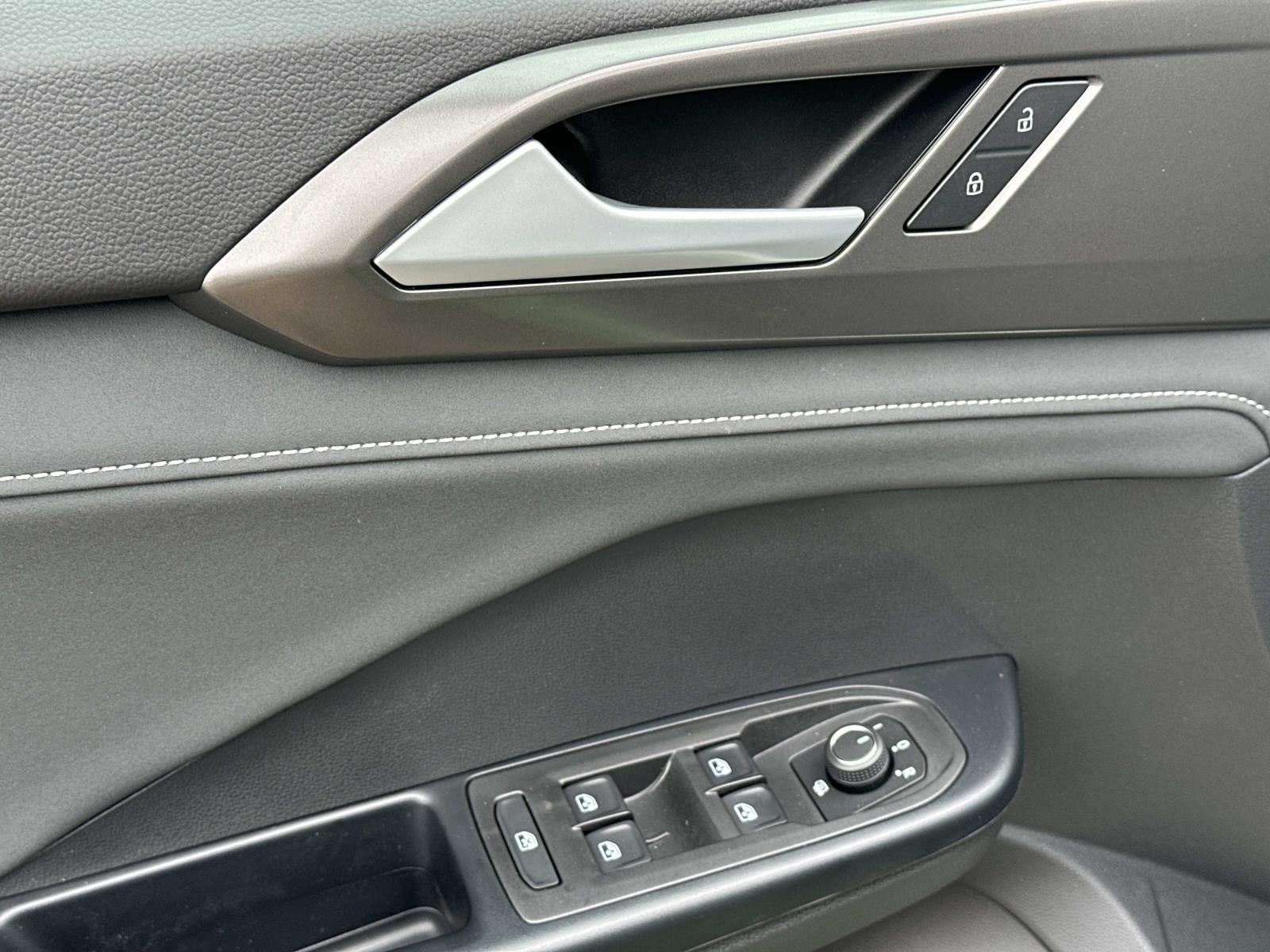 2026 Volkswagen Taos SE Black FWD