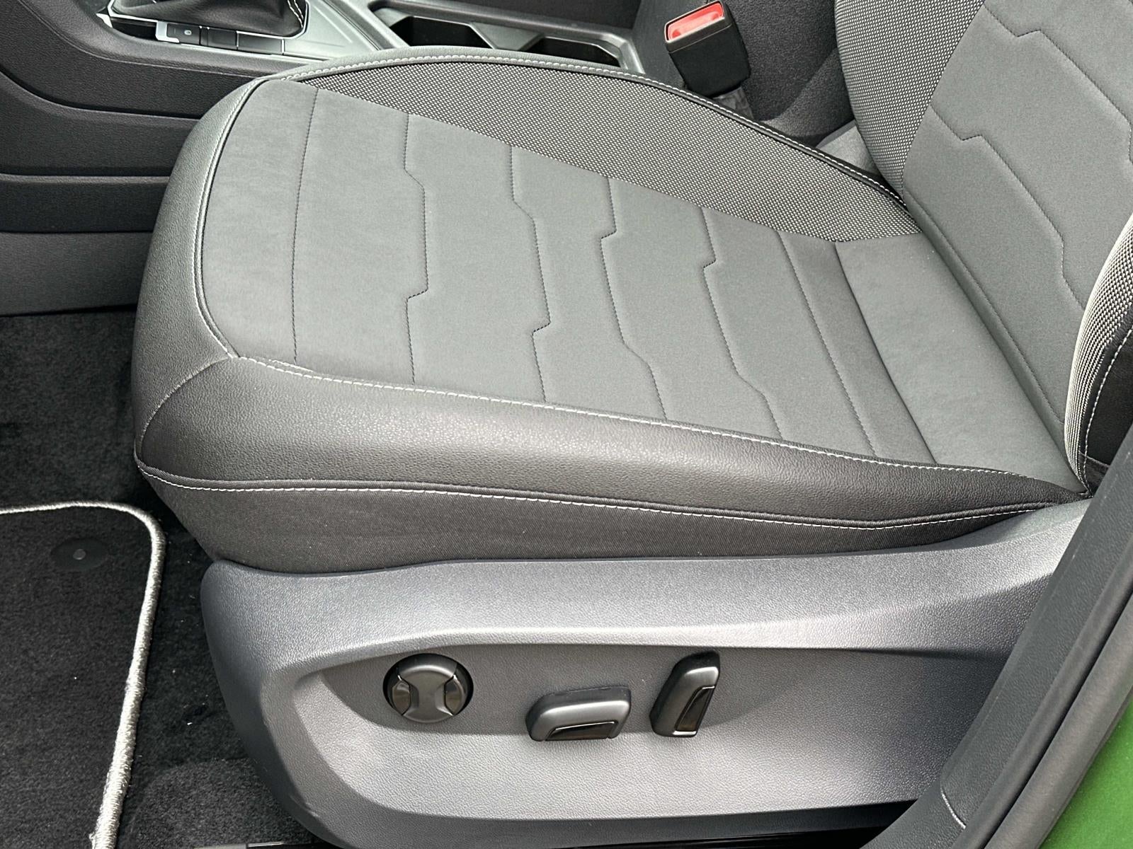 2026 Volkswagen Taos SE Black FWD