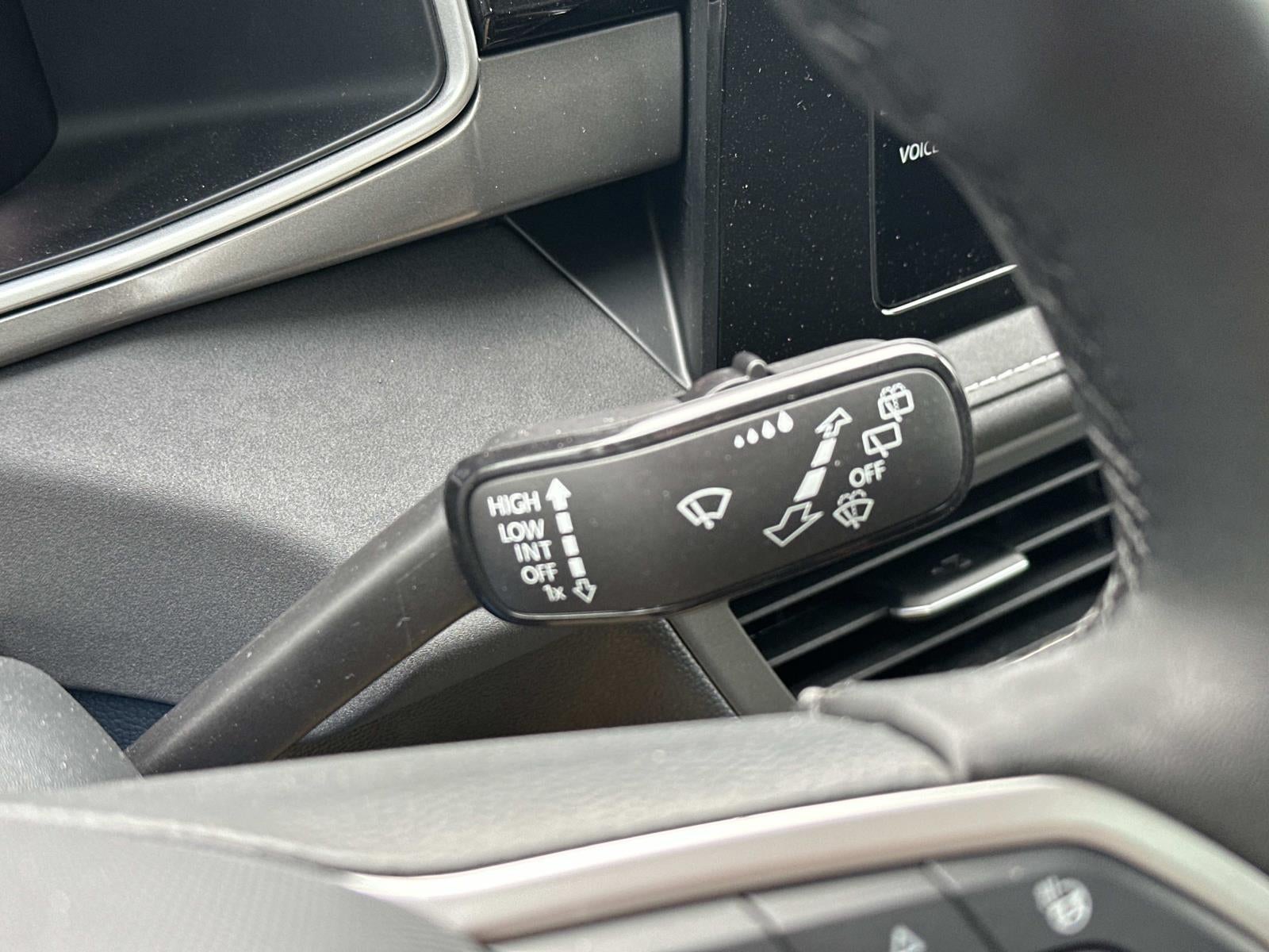 2026 Volkswagen Taos SE Black FWD