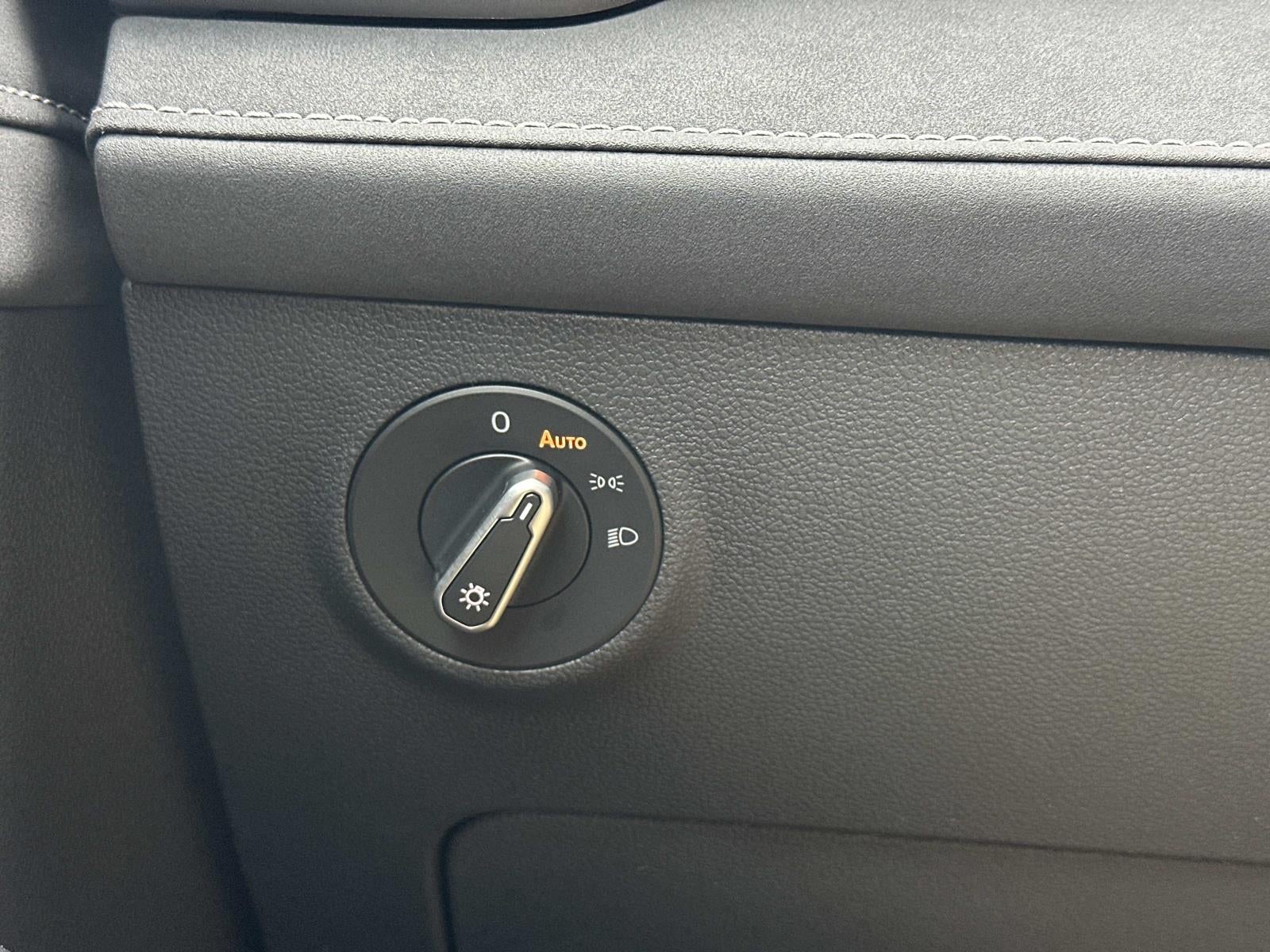 2026 Volkswagen Taos SE Black FWD