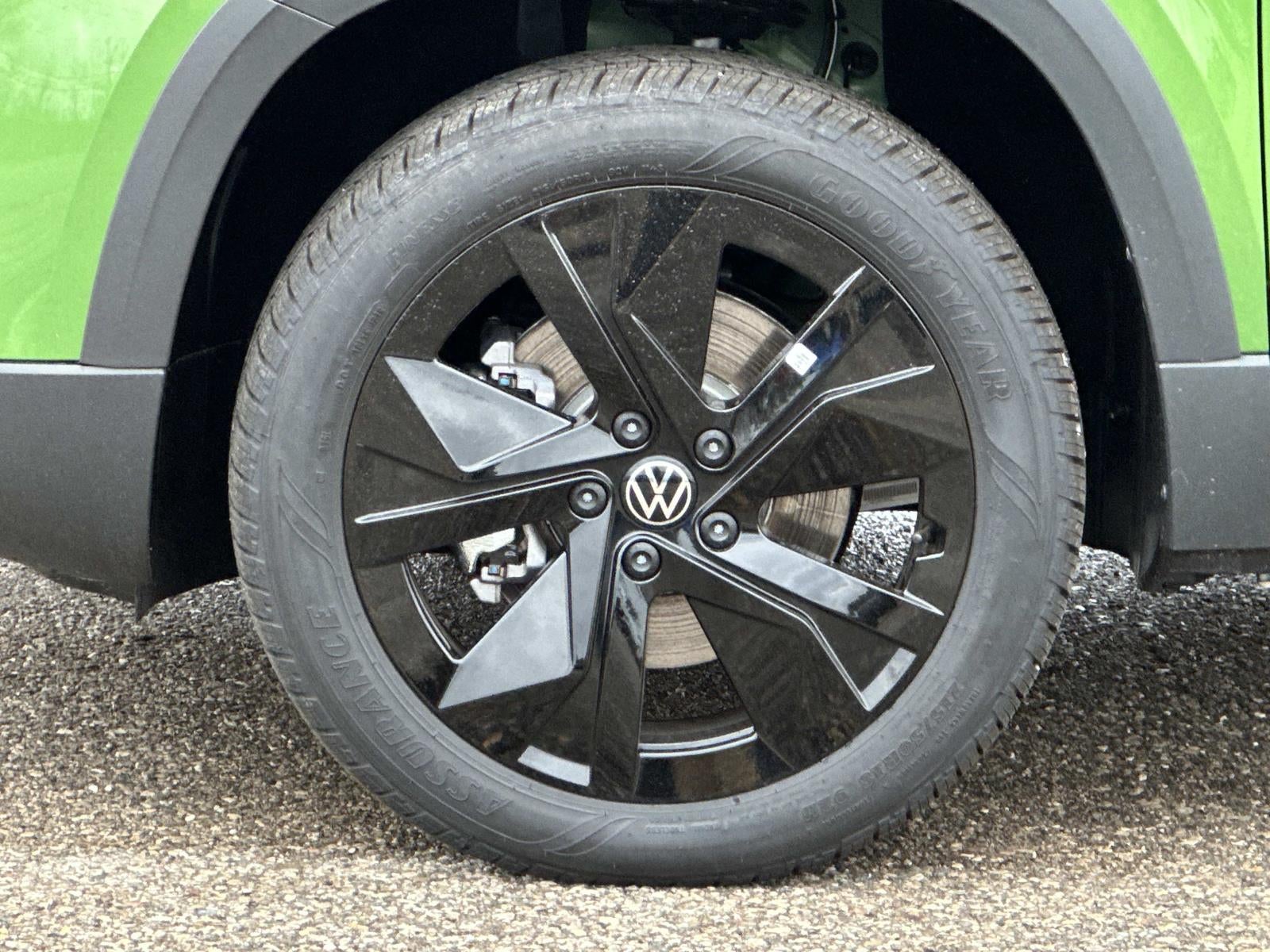 2026 Volkswagen Taos SE Black FWD