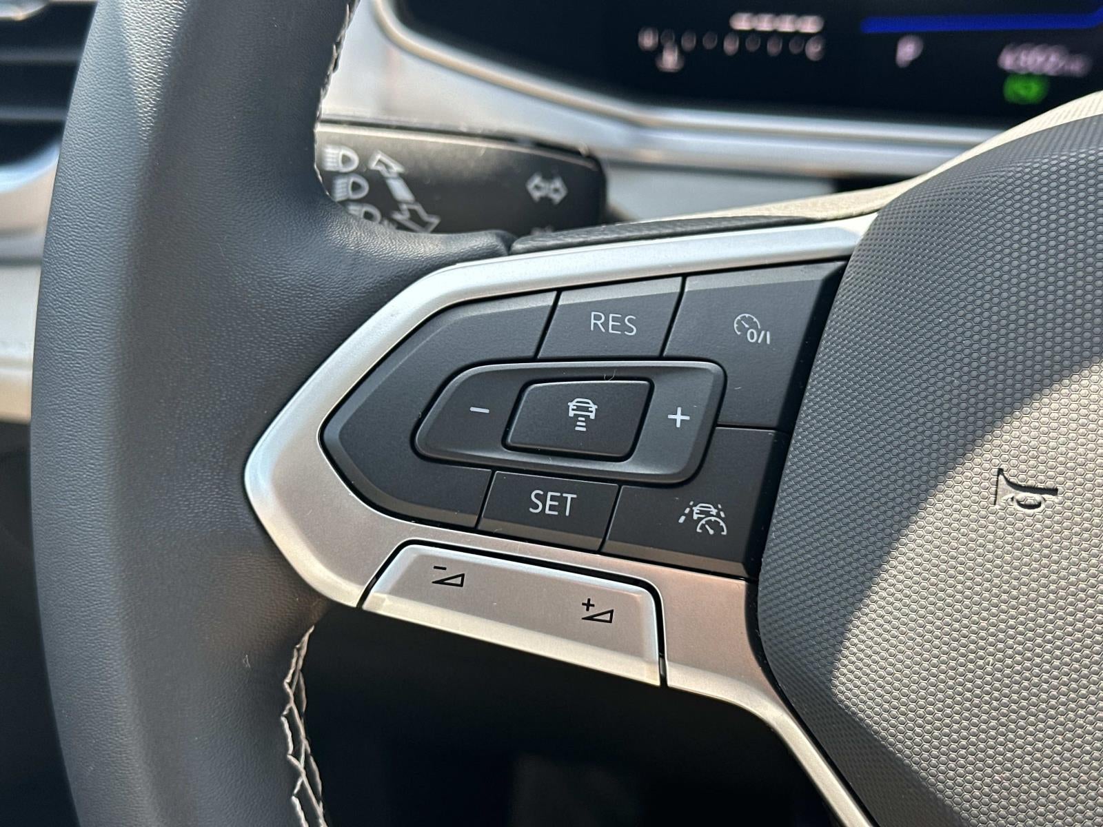 2025 Volkswagen Taos SE 4MOTION