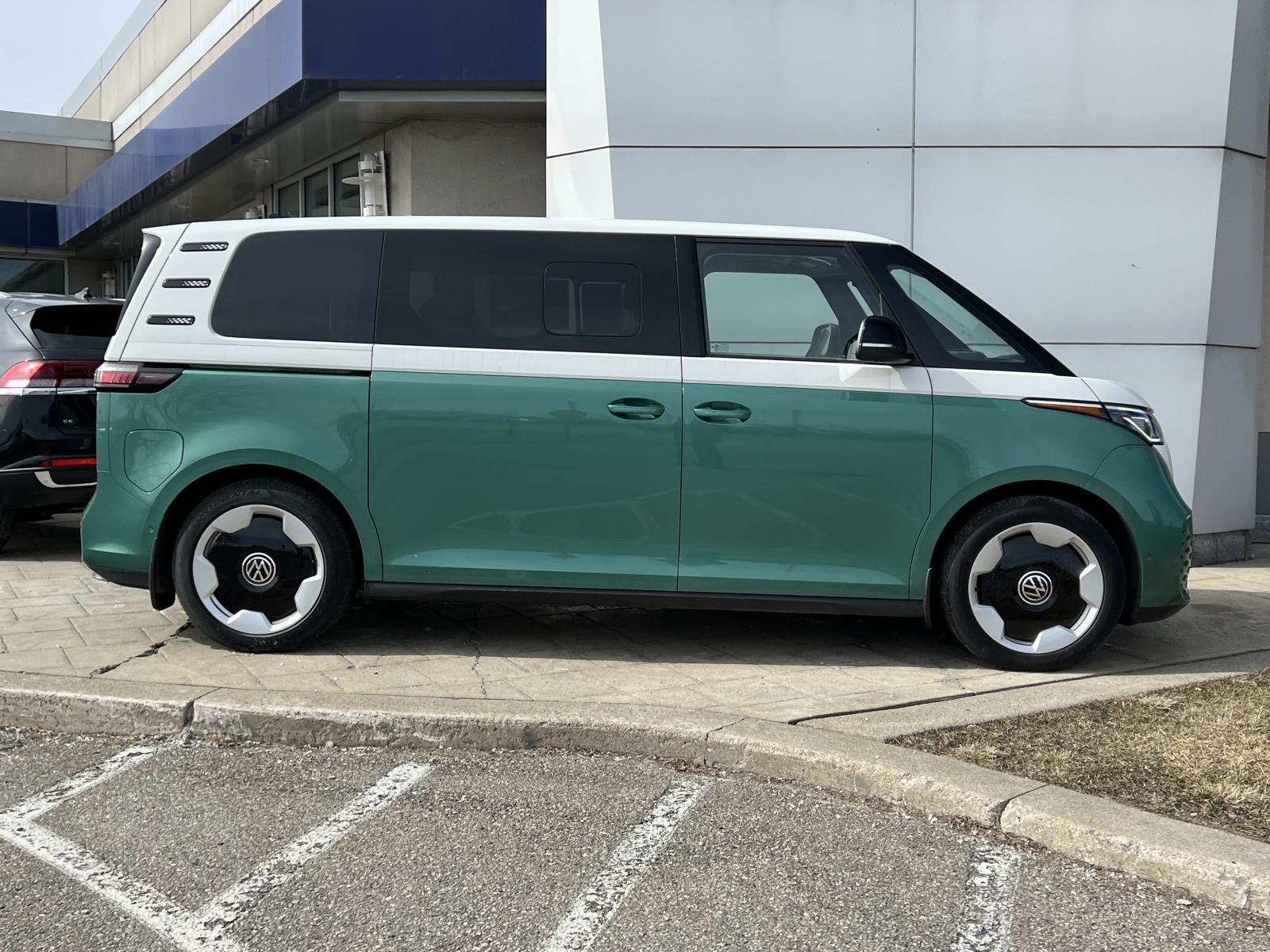 2025 Volkswagen ID. Buzz Pro S Plus 4MOTION w/Two-Tone