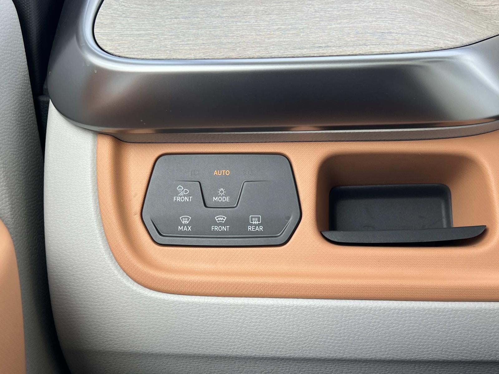 2025 Volkswagen ID. Buzz Pro S Plus 4MOTION w/Two-Tone